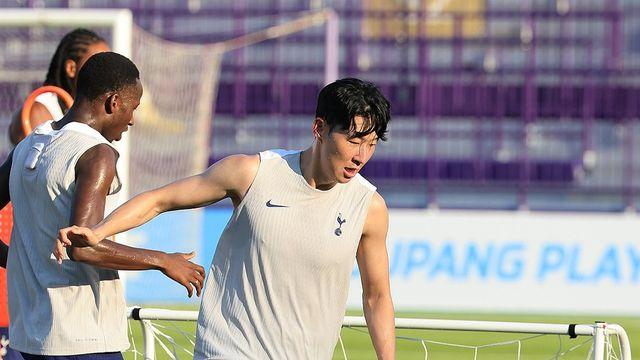 '행복한 10년이었습니다' 손흥민 배웅 나온 6만 축구 팬