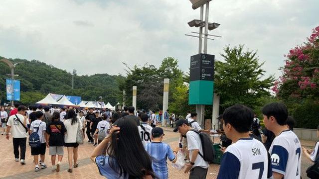 '시간당 30mm 호우 예보'도 막을 수 없다, '손흥민 토트넘 라스트 댄스' 보러 3시간 전부터 '만석'