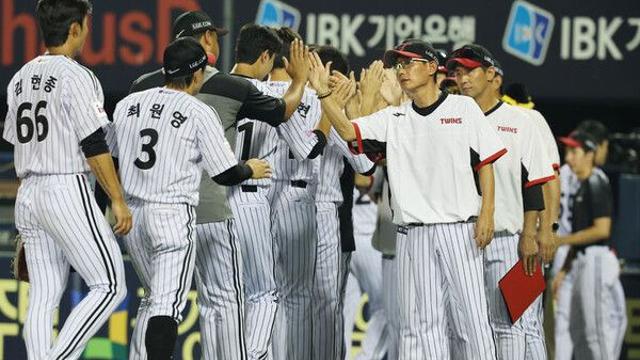 '7회 강우콜드' LG, 삼성 꺾고 6연승 질주…SSG, 연장 끝에 두산에 진땀승(종합)