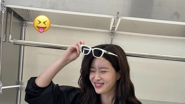 임수향, 시크한 블랙·화이트 룩에 유쾌한 매력까지 “이 조합 찬성” [AI 포토컷]