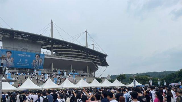 [IN VIEW] 손흥민 토트넘 고별전 유력…킥오프 3시간 전부터 '구름 관중' 모였다