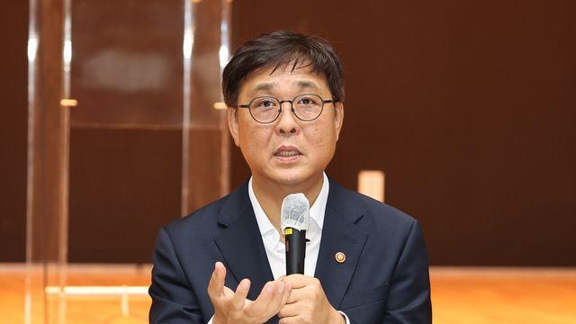 국립중앙박물관 찾은 최휘영…