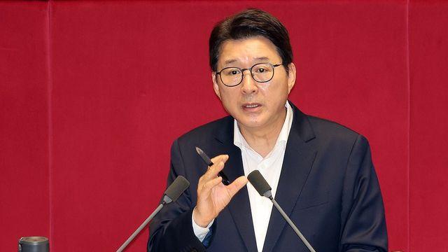 野필리버스터 첫주자 신동욱, 7시간반 토론…與 