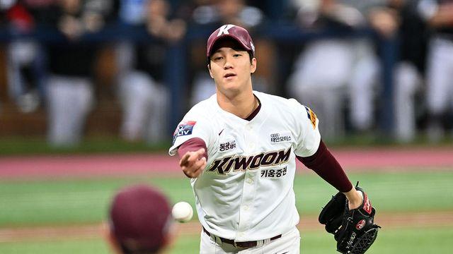 '사회복무요원'인데 왜 강제 벌칙 펑고?…안우진, 어깨 인대 부상 날벼락→WBC·포스팅·FA 손해 발생 어쩌나