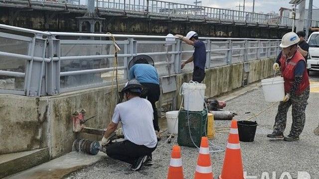 홍수 막자고 세운 벽이 물 가둬…구멍 뚫는다? 광주 신안동 주민들 