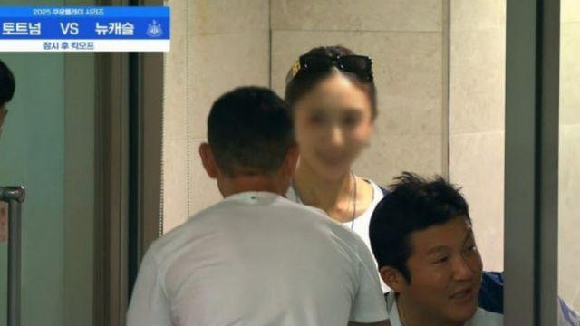 '조세호 아내' 정수지, 손흥민 토트넘 고별전 중계 화면 포착