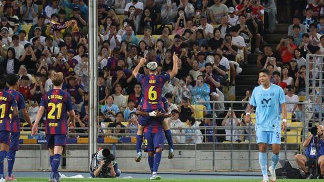‘지오반니 빅 찬스 미스’→가비·레반도프스키 연속 골로 응징…바르셀로나 2-0 리드 (전반 진행 중)
