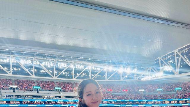 아스널 유니폼과 플리츠 스커트로 완성한 박지혜 표 '경기장 여신룩'