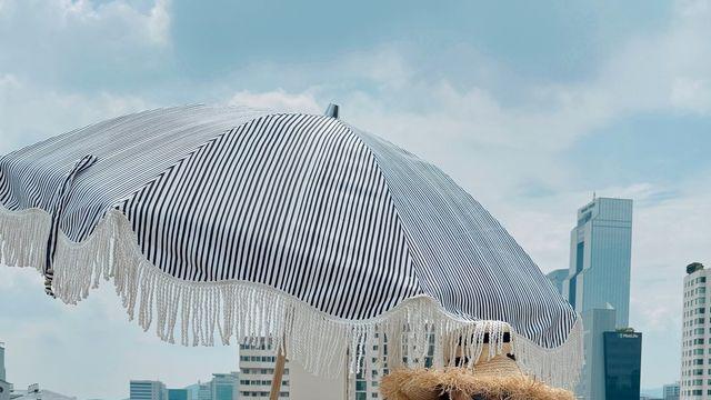 기은세, 휴양지 아니고 '서울'이라고? 루프탑을 발리로 만든 꽃무늬 수영복