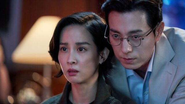 조여정·정성일, 호텔 스위트 룸에서 포착…남자친구가 지켜 보고 있다 '살인자 리포트'