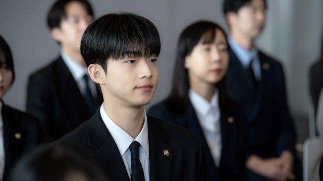'슬의생' 그 훈남, 이번엔 변호사? 김강민, '에스콰이어'의 '인간 비타민'으로 변신