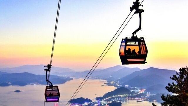 삼천포 가볼만한곳, 대교의 야경과 활기 넘치는 수산시장의 매력