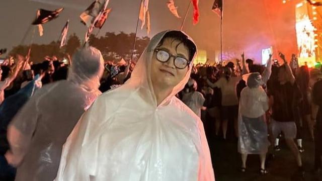 한동훈, '펜타포트 락페'서 포착...하얀 우비에 밝은 미소