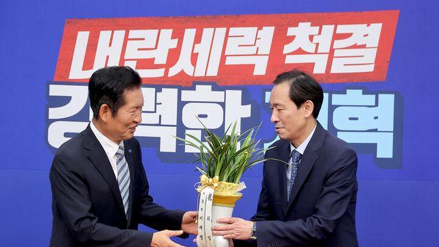 우상호 만난 정청래 “당·정·대 원팀 솔선수범”...대통령실 “당·정 방향성 차이 없도록 맞출 것”