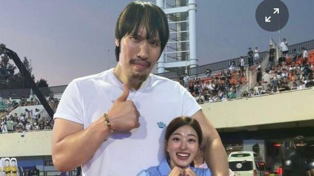 최홍만과 사진찍는 쿠팡플레이 아나운서