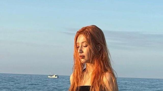 조이 몽환적 매력으로 시선 압도…완벽 몸매까지