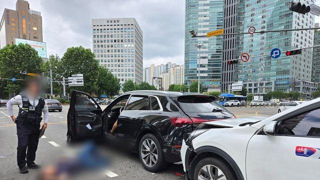 공덕역 인근서 70대 몰던 택시가 승용차 들이받아 2명 다쳐
