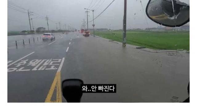 호우 피해현장에 출동한 충주맨.jpg