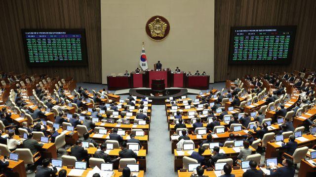 민주 ‘방송3법’ 상정에 국힘 필리버스터 응수…여야 정면충돌