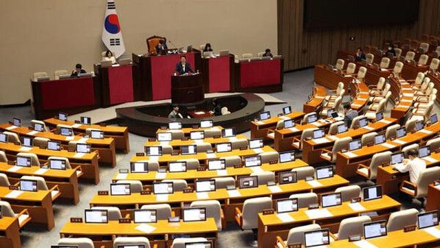국힘 '방송법 필리버스터'에 與 퇴장…여야 대치 격화 정국 급랭