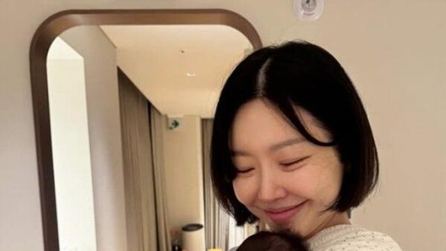레이디제인, 쌍둥이 딸 '우주·별' 얼굴 최초 공개…엄마 아빠 '붕어빵' 미모