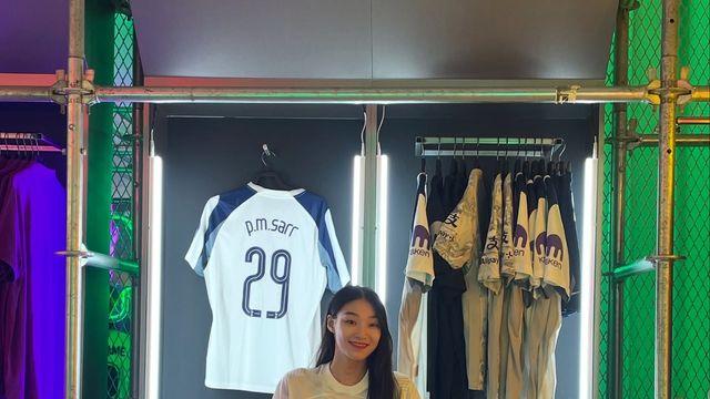 김설희, 런웨이 접고 토트넘 입단? 축구 유니폼으로 완성한 '반전 매력'