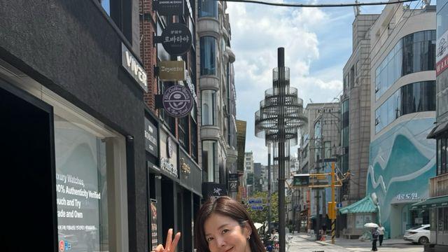 김성은, V넥 블라우스 하나로 완성한 '숨멎' 실루엣