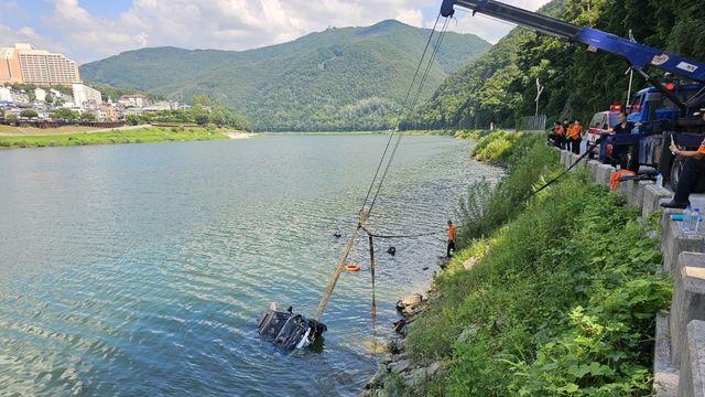 단양서 승용차 하천으로 추락…60대 2명 부상