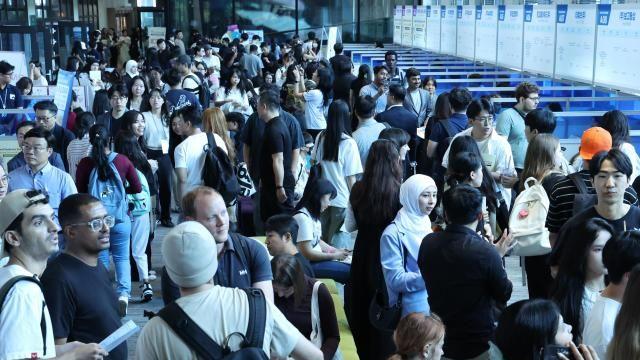 李在明提倡扩大引进外籍人力 专家呼吁同步加强制度改革