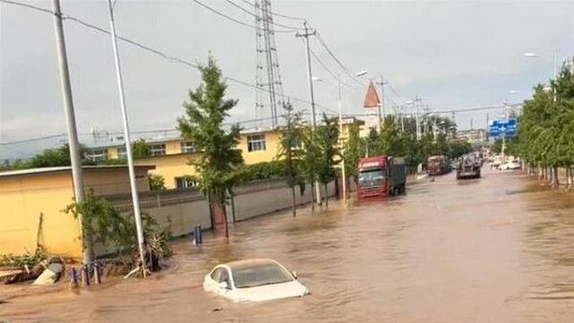 굴삭기로 100명 구조…폭우 속 베이징 영웅 화제