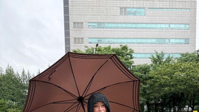 박지원, 크롭 집업에 플리츠 스커트 조합이라니… 꿉꿉한 날씨도 런웨이로 만드는 '힙'한 레인코디의 정석