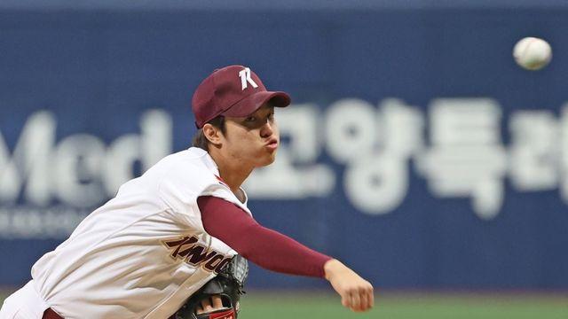 키움 안우진, 오른쪽 어깨 인대 수술 결정…재활에만 1년 소요