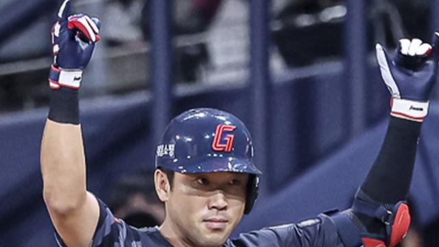 롯데 자이언츠 악재 터졌다...전준우, 왼쪽 햄스트링 부상 '교체'