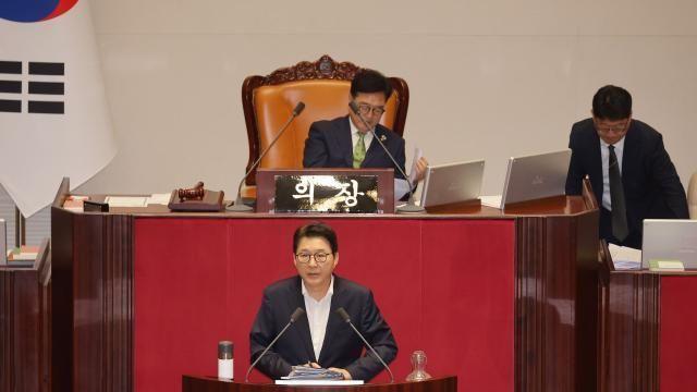 '7시간 30분 필리버스터' 신동욱 