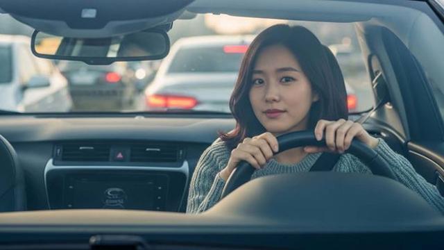 잠깐 차 세울 때 사람들이 흔히 하는 이 '습관'... 차는 조용히 망가지는 중