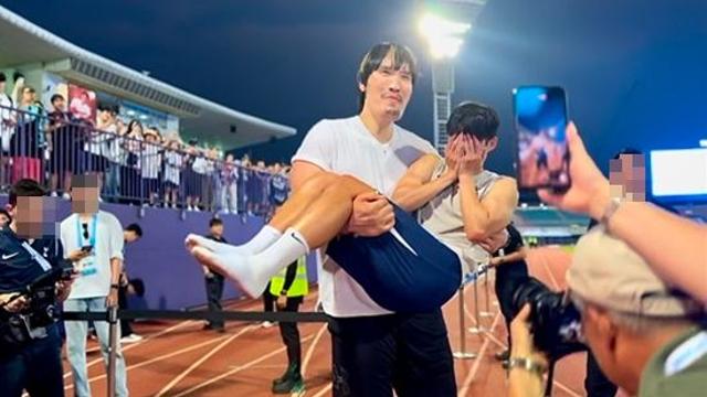 ‘218cm’ 최홍만 품 안겨 어쩔 줄 모르는 ‘183cm’ 손흥민…수줍음 100% 미소