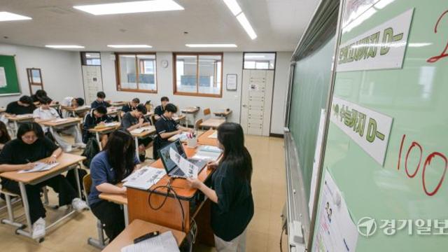 수능 D-100 긴장하는 수험생들…“당락은 평이한 난이도, 탐구영역”