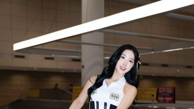 이리안, 공항에서 선보인 치어리더식 하이틴 미니 스커트룩