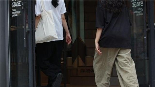 폭염 속 버젓이 개문 냉방…