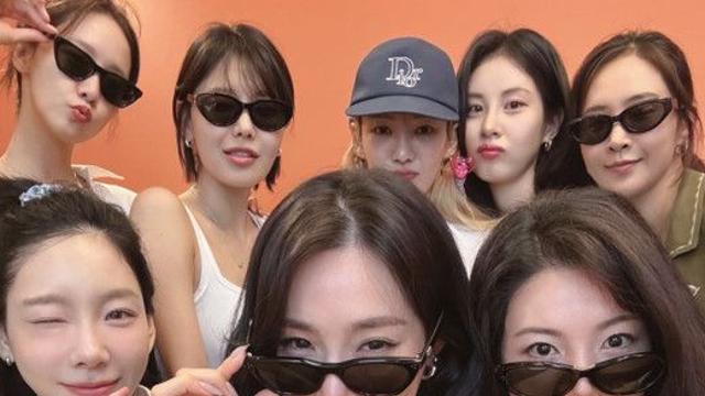 소녀시대, 데뷔 18주년 맞아 ‘완전체’ 모임…써니 “한결같은 단짝들, 고마워”