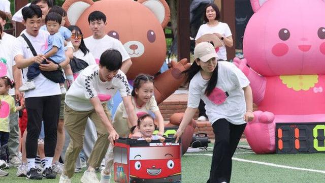 ‘아빠·엄마·자녀 둘’은 옛말…’가족 표본’ 4인 가구, 300만 첫 붕괴
