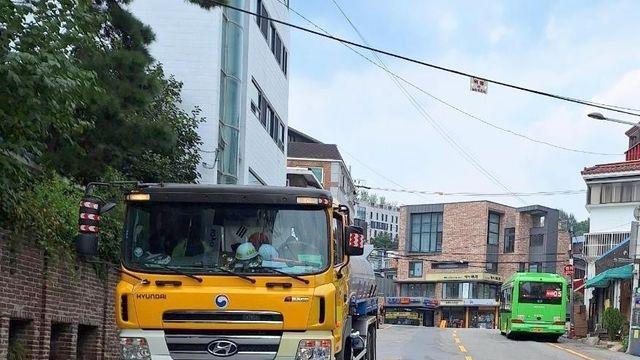 도로 위 열기 식힌다…서대문구, 공사장 살수차량도 투입