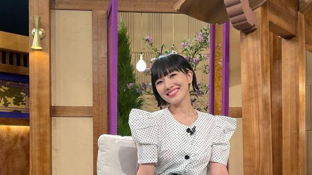 '김밥' 말던 자두의 반전! 도트 블라우스로 완성한 '모던 레트로'의 정석