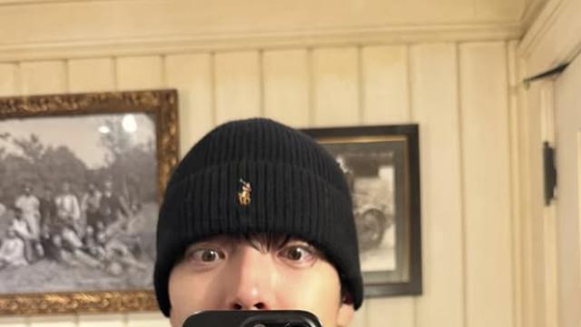 ‘신민아♥’김우빈, 거울 셀카 속 ‘탄탄 팔근육’ 눈길 [AI 포토컷]