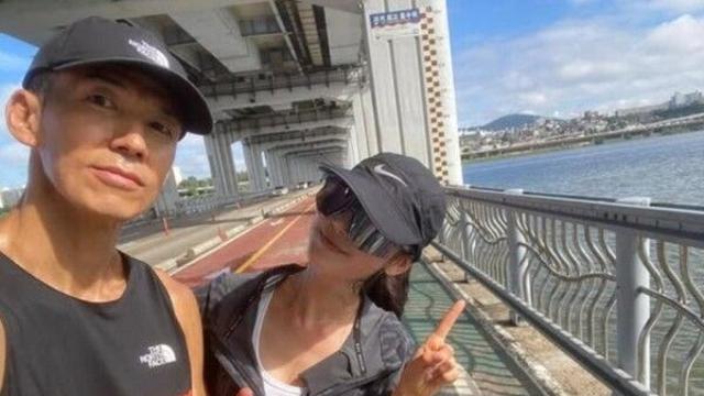 션, 뉴진스 다니엘과 러닝 포착…“10km 56분 가볍게 완주”