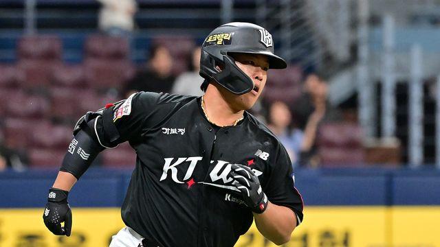 한화, 51일 만에 단독 1위 내줬다…'황재균 홈런→강백호 몬스터월 직격 싹쓸이타' KT, 5-2 역전승 '5연패 탈출' [대전:스코어]
