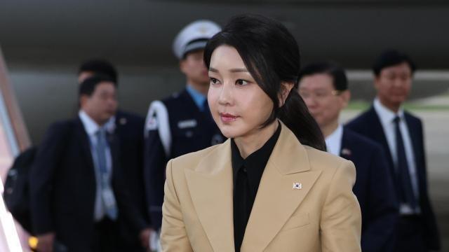 김건희, 헌정사상 첫 前 영부인 공개 소환…피의자 신분 출석