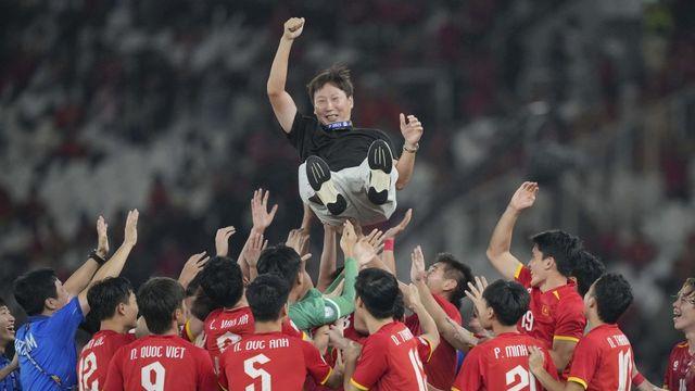 미쓰비시컵과 AFF U-23 챔피언십 석권한 김상식 베트남 감독, “이젠 SEA게임 우승과 월드컵 본선 진출 바라봐야죠”
