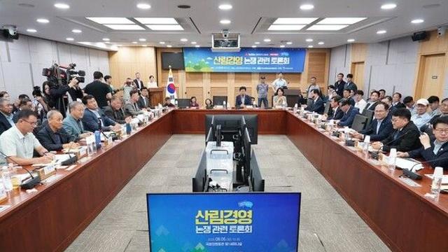 '산림 관리 손떼라' vs '숲은 저절로 좋아지지 않는다'