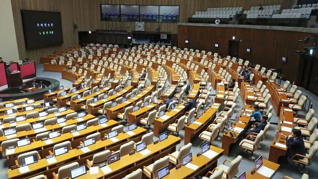 여야, 이틀째 '방송법' 무제한 토론 대치...